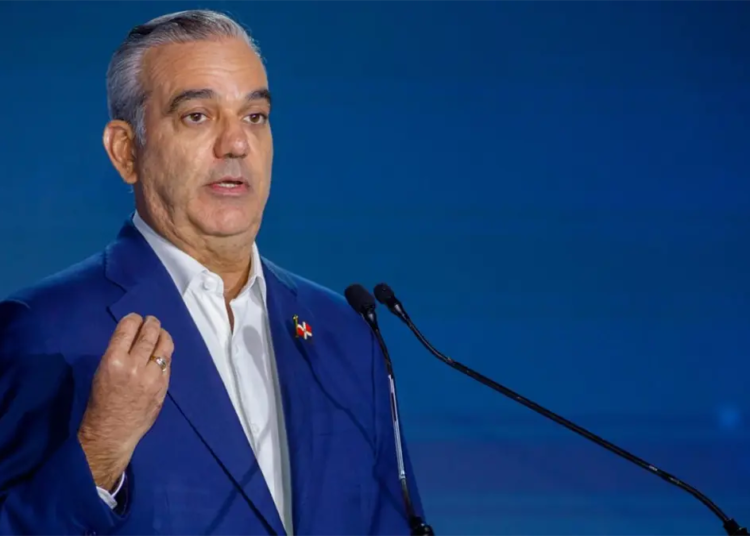 Abinader insta a jóvenes a estudiar carreras relacionadas con las ciencias y los idiomas que tienen alta demanda nacional