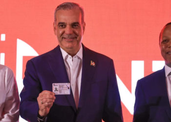 Abinader recibe la nueva licencia de conducir con estándares internacionales