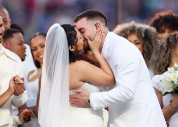 Boda real sorprende en show de bad bunny durante el super bowl