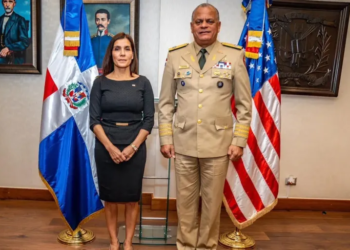 Ministro de defensa recibe visita de embajadora de ee. Uu.