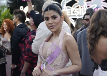 Dra. Tania medina deslumbra en premios lo nuestro con vestido inspirado en la aurora boreal