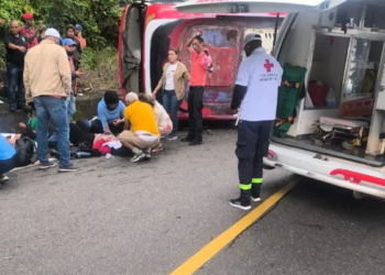 14 heridos tras volcadura de autobús en casabito