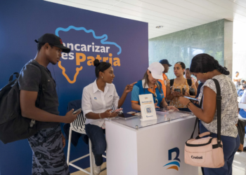-estudiantes de la universidad autónoma de santo domingo reciben servicios financieros durante una jornada de bancarización de banreservas en la facultad de economía de esa casa de altos estudios.