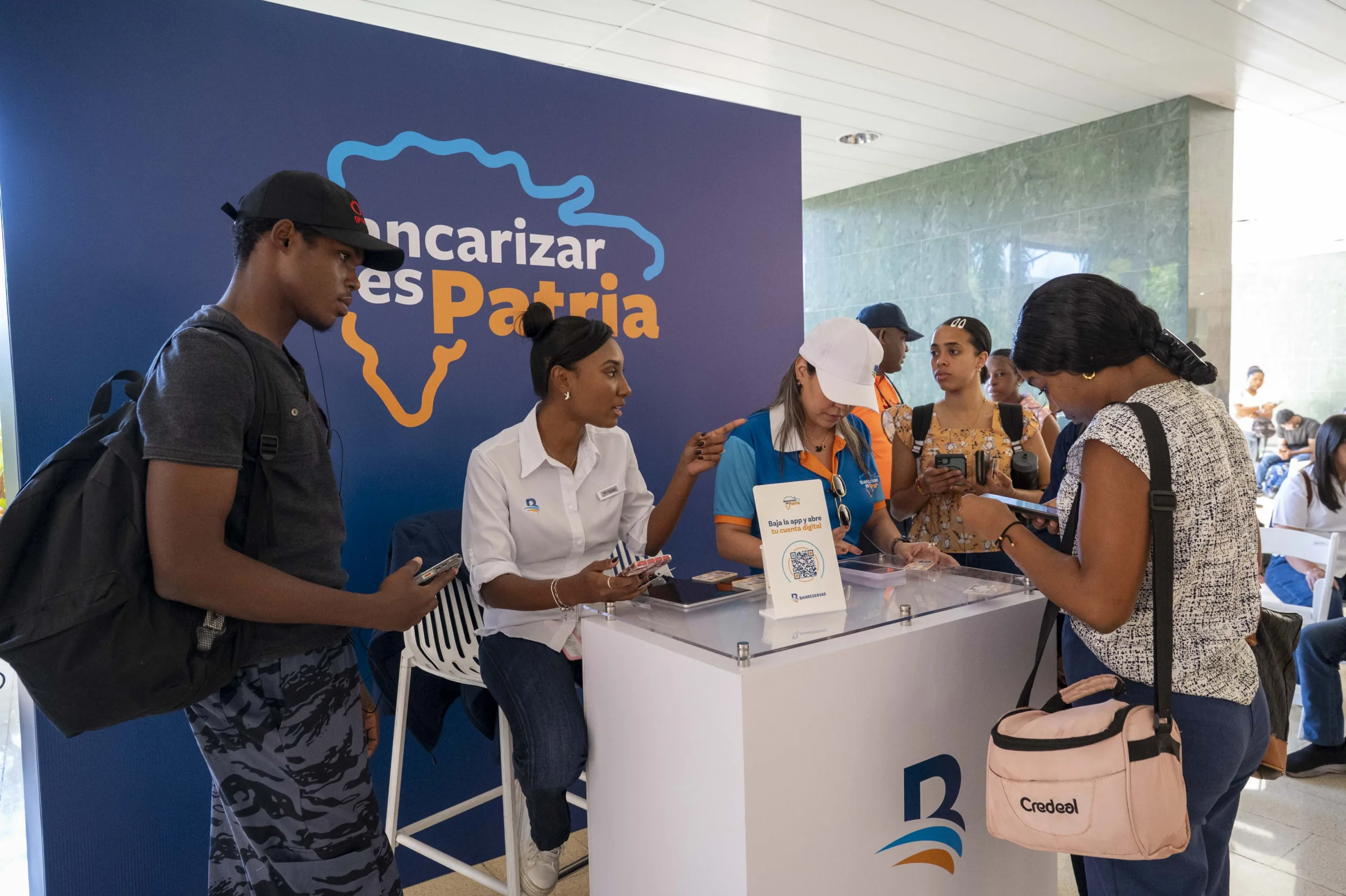 -Estudiantes de la Universidad Autónoma de Santo Domingo reciben servicios financieros durante una jornada de bancarización de Banreservas en la Facultad de Economía de esa casa de altos estudios.