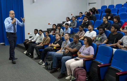 Estudiantes del Instituto Tecnológico de Las Américas (ITLA) reciben taller de educación financiera Preserva durante una jornada de bancarización realizada por el Banco de Reservas. 