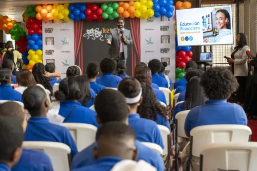 Estudiantes de escuelas públicas y colegios reciben charla de educación financiera en la Semana Económica y Financiera que cada año realiza el Banco Central de la República Dominicana.