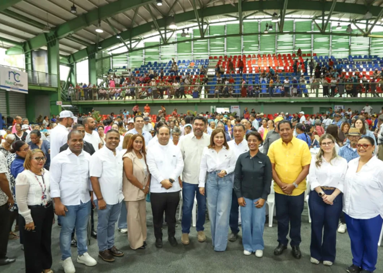Directora general de Supérate, Mayra Jiménez junto al senador, gobernadora de la provincia La Altagracia, así como, subdirectores y directoras de las regionales de Supérate durante encuentro con los comunitarios