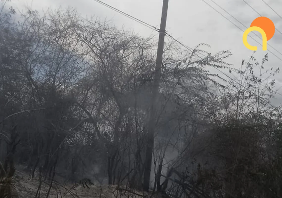 Alerta en elías piña: incendio de poste eléctrico provoca apagón en pedro santana, bánica y zonas aledañas