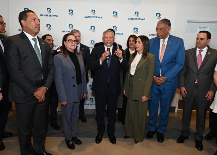 El presiente ejecutivo de Banreservas, el doctor Leonardo Aguilera, junto a miembros del Consejo de Directores; el cónsul general en la ciudad de Nueva York, Jesús Vásquez; y otros ejecutivos de la entidad financiera.