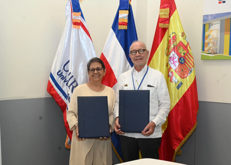 Voluntariado Banreservas y UNIROMANA firman convenio para otorgar becas a estudiantes sobresalientes