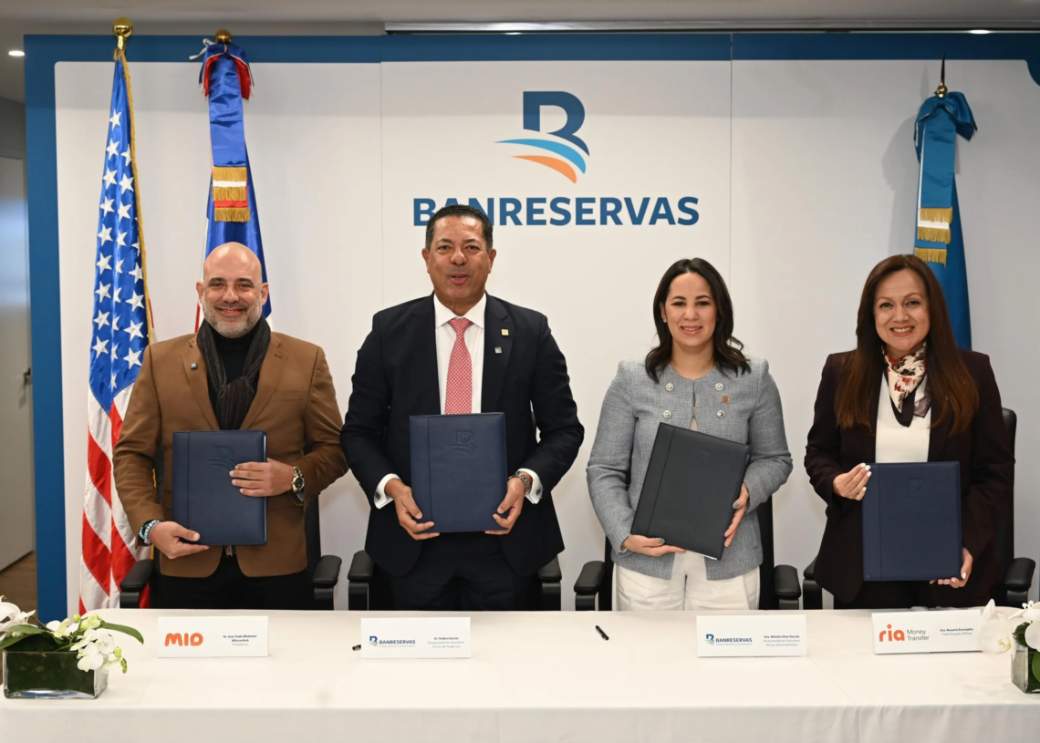 José yude michelén, presidente de mio; ysidro garcía, vicepresidente ejecutivo senior de negocios; alieska díaz, vicepresidenta ejecutiva senior administrativa; y rosario escarpita, svp & managing director para las américas de ría money transfer, durante la firma del acuerdo.