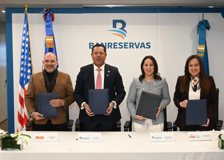 José Yude Michelén, presidente de MIO; Ysidro García, vicepresidente ejecutivo senior de Negocios; Alieska Díaz, vicepresidenta ejecutiva senior Administrativa; y Rosario Escarpita, SVP & managing director para las Américas de Ría Money Transfer, durante la firma del acuerdo.