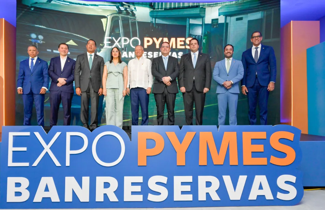 El presidente ejecutivo de Banreservas, doctor Leonardo Aguilera; y el ministro del MICM, Eduardo Sanz Lovatón, encabezan el lanzamiento de Expo Pymes Banreservas 2026. Les acompañan directivos de la entidad financiera.