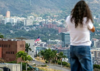 Ee. Uu. Iza su bandera en caracas tras siete años y abre nueva era con venezuela