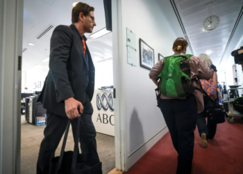 Periodistas de una cadena pública australiana van al paro preocupados por la ia