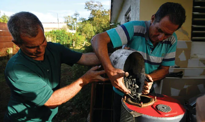 Auto a carbón: ingenio cubano ante la escasez de combustible