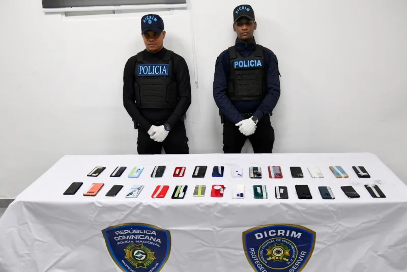 28 celulares ocupados por la PN