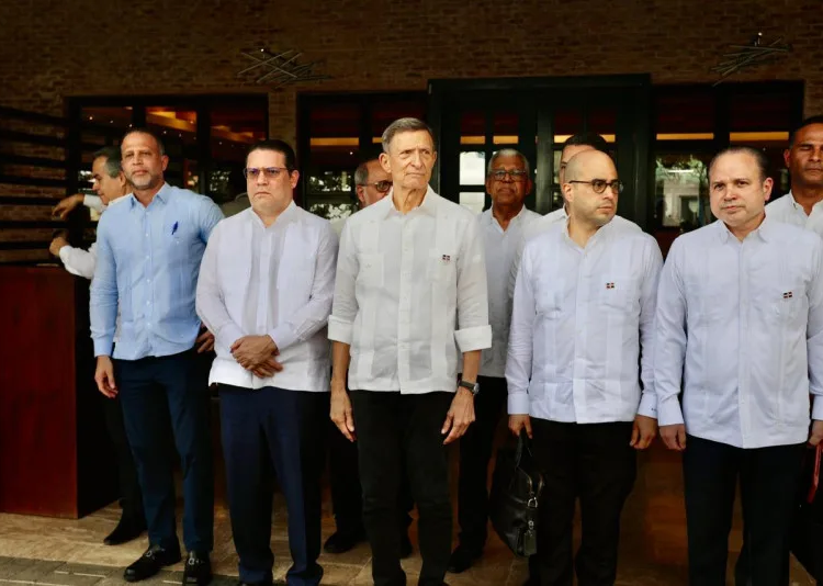 Reunión de funcionarios dominicanos y embajadores de EE. UU. en la frontera.