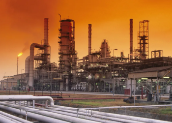 Misil impacta refinería en yanbu y el petróleo se dispara a 111 dólares