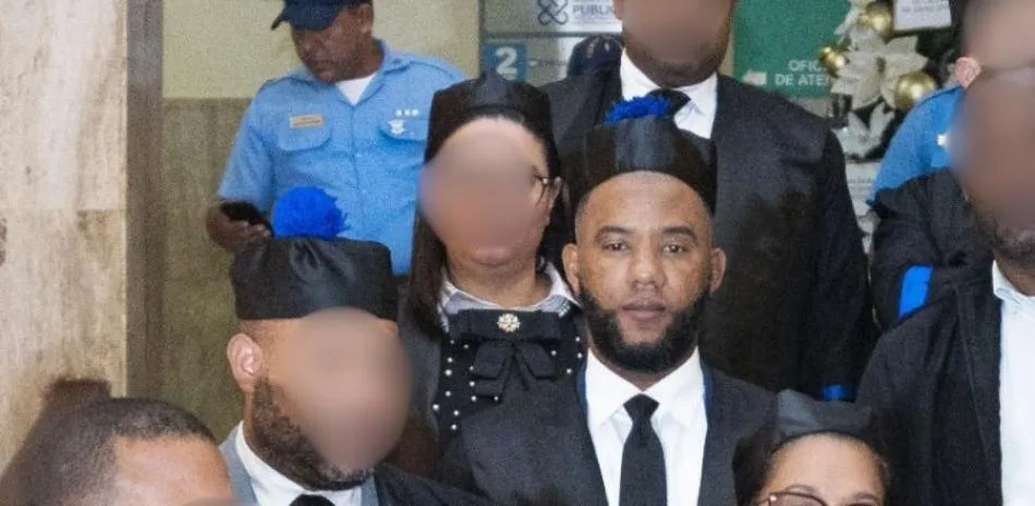 Orden de arresto revela fiscal se negó a recibir un vehículo de menor gama que un mercedes benz