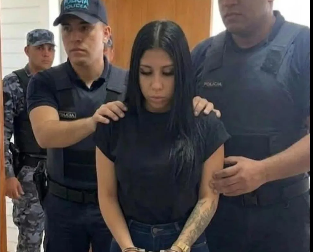 Detienen a mujer captada en video agrediendo a un menor en santiago