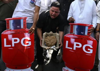 La escasez de gas obliga a los pobres de la india a recurrir de nuevo a la leña y el carbón