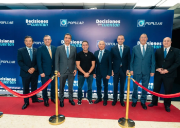 De izquierda a derecha, los señores Sergio Solari, Miguel A. Rodríguez T., Francisco Ramírez, Archie López, Juan Lehoux, Eugene A. Rault Grullón, Juan Manuel Martín de Oliva y Daniel Garay.