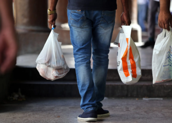 Adiós a las fundas gratis: comercios fijarán precio por cada bolsa plástica