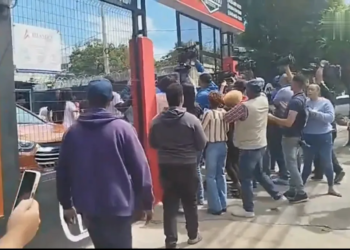 Policías lanzan gas pimienta contra periodistas en caso de maltrato infantil