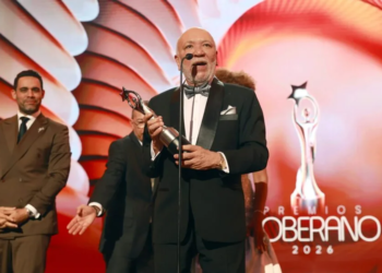 AME5404. SANTO DOMINGO (REPÚBLICA DOMINICANA), 18/03/2026.- Con casi 50 años de trayectoria, el animador y locutor, Jochy Santos (c) habla al recibir el máximo galardón 'Gran Soberano' este miércoles, durante la entrega de los Premios Soberano organizado por la Asociación de Cronistas de Arte (Acroarte) de República Dominicana, en el Teatro Nacional de Santo Domingo (República Dominicana). EFE/ Orlando Barría