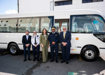 Alieska Díaz, vicepresidenta ejecutiva senior administrativa de Banreservas, acompañada, desde la izquierda, por Manuel Hazoury, director administrativo de Banreservas; coronela Elsa Miura; general José Luis Frómeta Herasme, intendente del Cuerpo de Bomberos del Distrito Nacional; y Reinaldo Balcácer, vicepresidente administrativo del Banco de Reservas, durante la entrega del minibús donado al Cuerpo de Bomberos del Distrito Nacional.