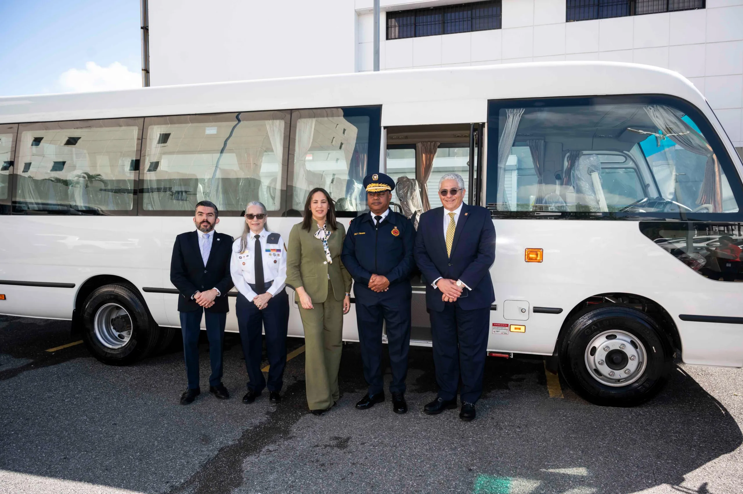 Alieska Díaz, vicepresidenta ejecutiva senior administrativa de Banreservas, acompañada, desde la izquierda, por Manuel Hazoury, director administrativo de Banreservas; coronela Elsa Miura; general José Luis Frómeta Herasme, intendente del Cuerpo de Bomberos del Distrito Nacional; y Reinaldo Balcácer, vicepresidente administrativo del Banco de Reservas, durante la entrega del minibús donado al Cuerpo de Bomberos del Distrito Nacional.