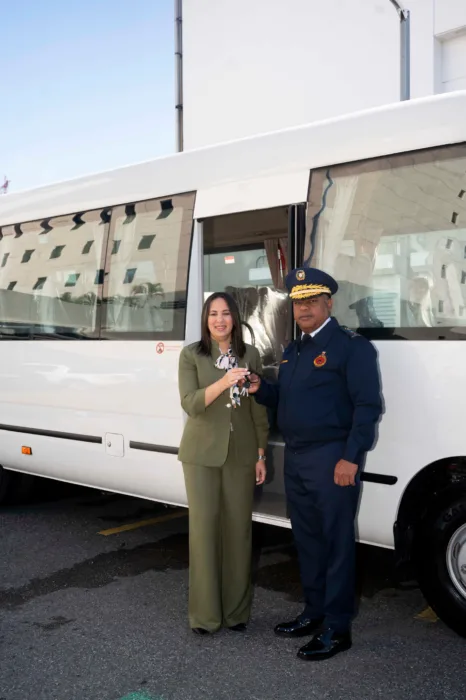 Alieska Díaz, vicepresidenta ejecutiva senior administrativa de Banreservas, haceentrega de las llaves del minibús al general José Luis Frómeta Herasme, intendente del Cuerpo de Bomberos del Distrito Nacional.