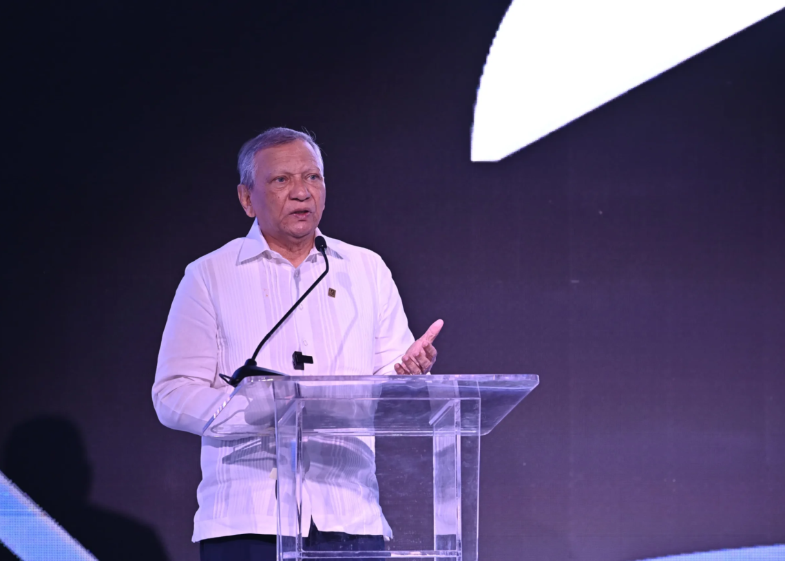 El presidente ejecutivo de banreservas, doctor leonardo aguilera, habla en la inauguración de la planta termoeléctrica manzanillo power land, construida en la provincia de montecristi.