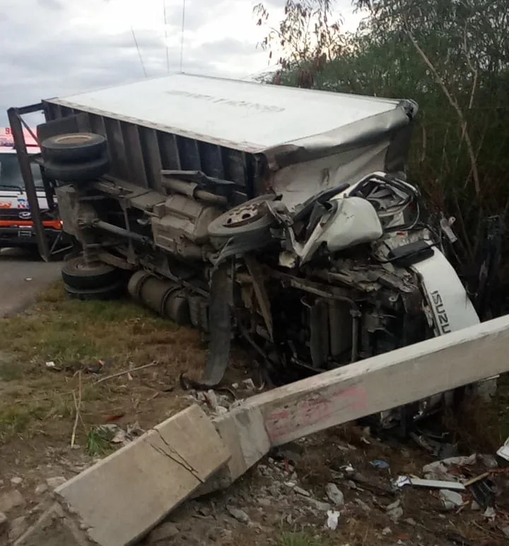 Accidente derriba poste y deja sin luz a varios sectores de azua