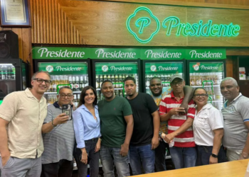 Embajadora leah f. Campos disfruta "a modo dominicano" en un colmado de la capital