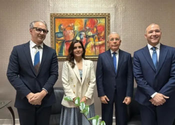 Embajadora leah francis campos, se reúne con danilo medina