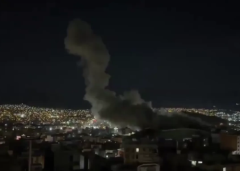 Ataque aéreo contra estación estatal de radio en sanandaj, al oeste de irán