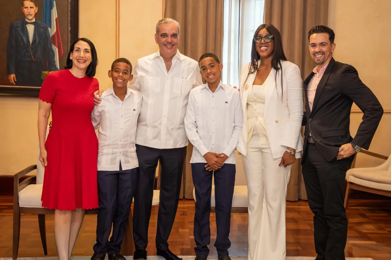 Presidente abinader recibe al "pico de oro", joven talento de villa altagracia