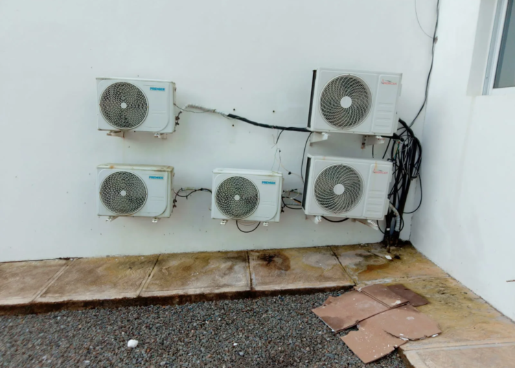 Edeeste desmantela conexión ilegal en ayuntamiento y casa de alcaldesa en Miches