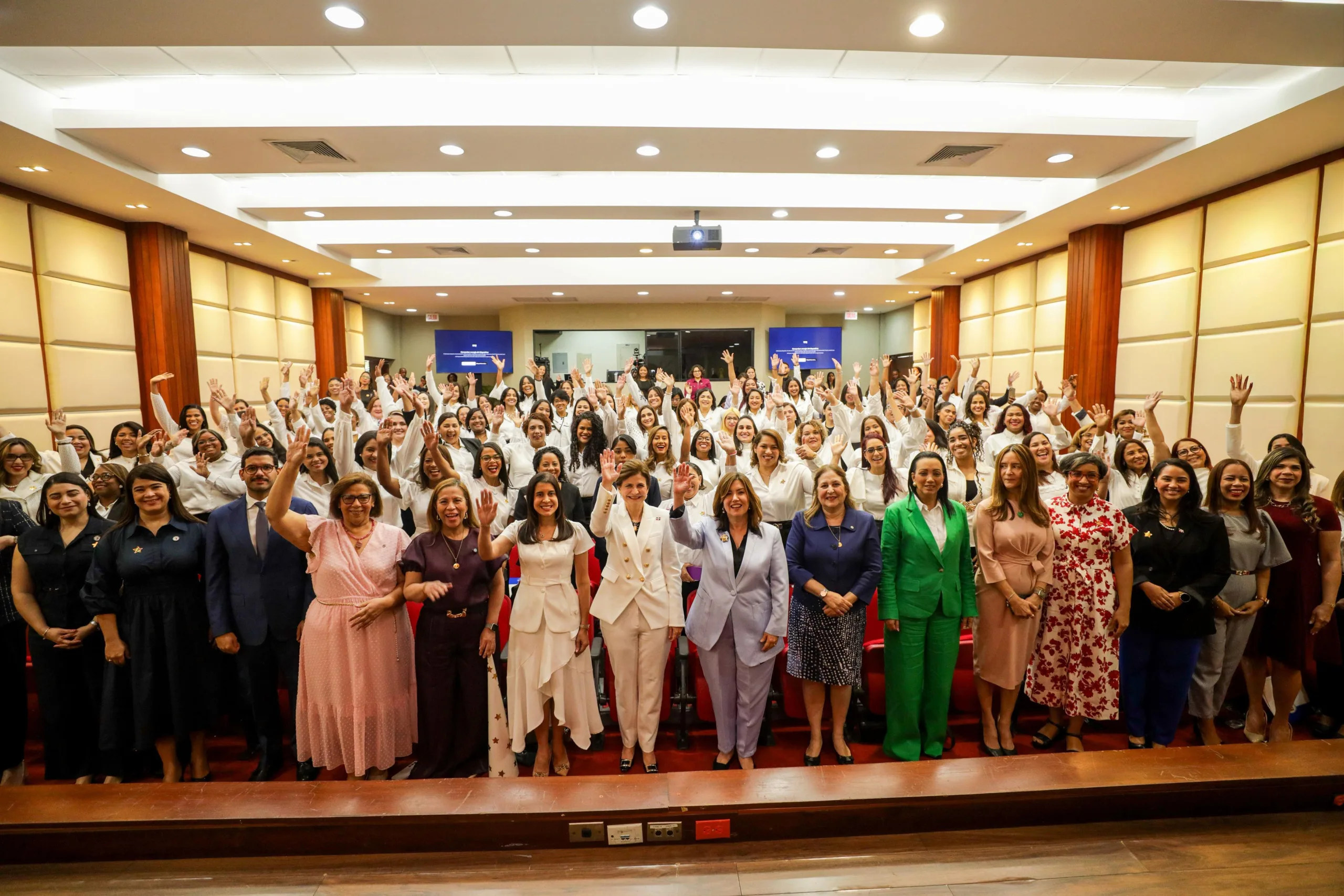 Raquel peña encabeza graduación de 116 empresarias del programa mujeres avanza