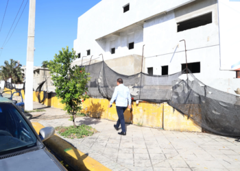 Julio landrón supervisa unidad de quemados pediátrica del robert reid