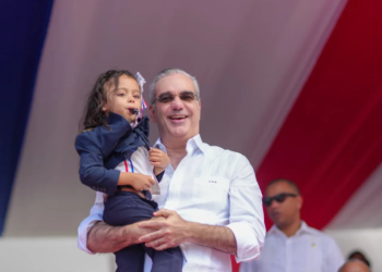 Abinader encabeza desfile cívico-militar por el 182 aniversario de la batalla del 19 de marzo