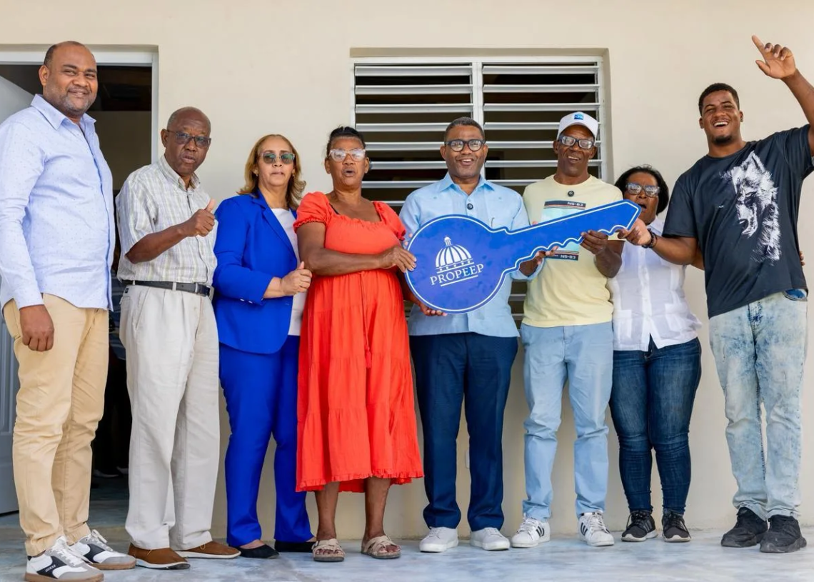 Propeep entrega vivienda remozada y equipada a familia afectada por incendio en san cristóbal