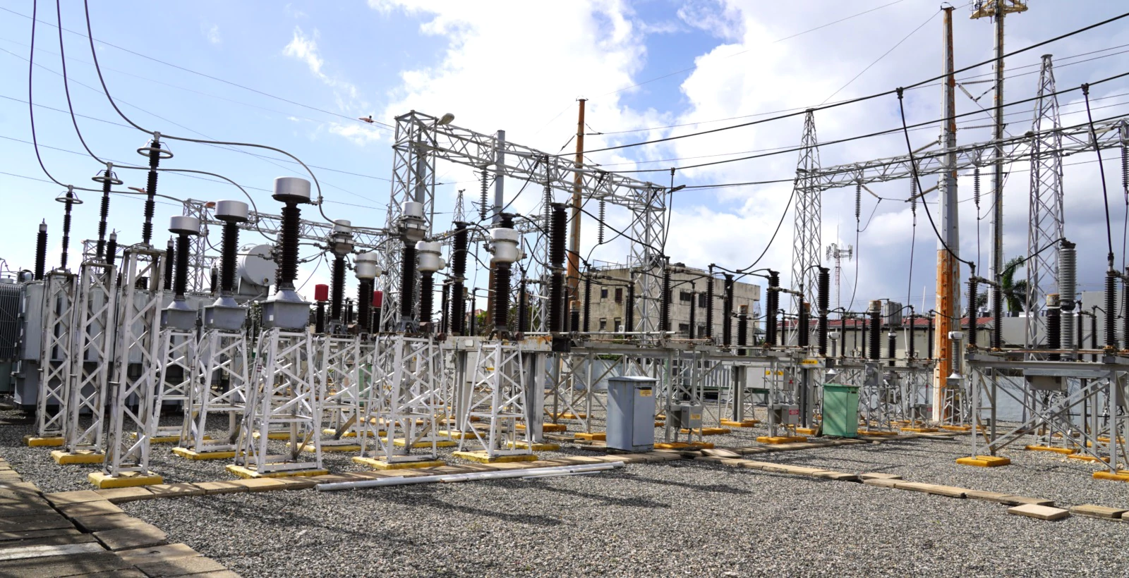 Edesur trabaja para restablecer servicio en circuitos de Herrera