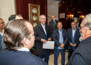 Presidente luis abinader arriba a parís para encuentro con macron y agenda en la ocde