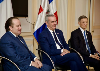 Abinader se reúne con la diáspora en parís: evalúa abrir oficina del index y casa de la cultura