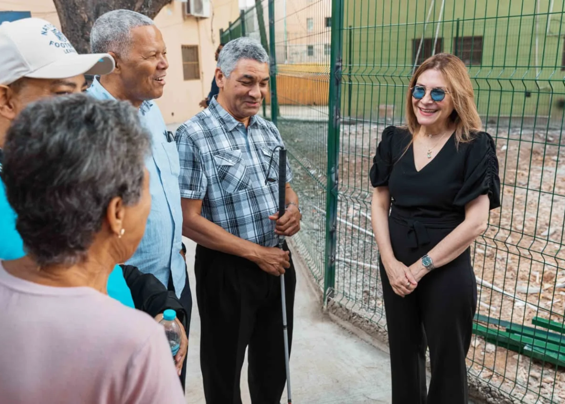 Carolina mejía supervisa trabajos realizados en el parque v centenario y su entorno en villa juana