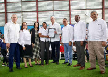 Abinader entrega 1,025 títulos de propiedad en hato del yaque