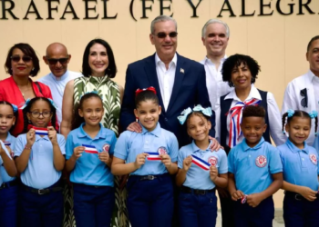 Abinader inaugura la escuela básica san rafael en el sector domingo savio